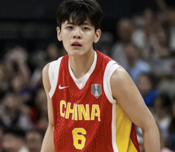 鸿满仓 彻底告别李梦，女篮捧出新超巨！24分钟25分，比2米26张子宇还狠